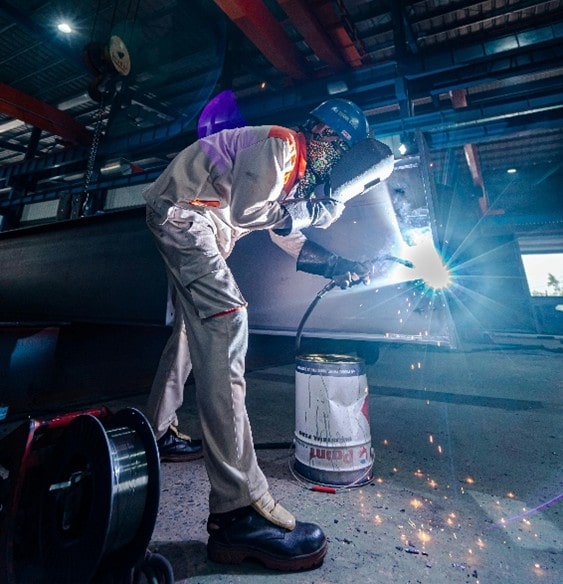 hombre soldando un muro