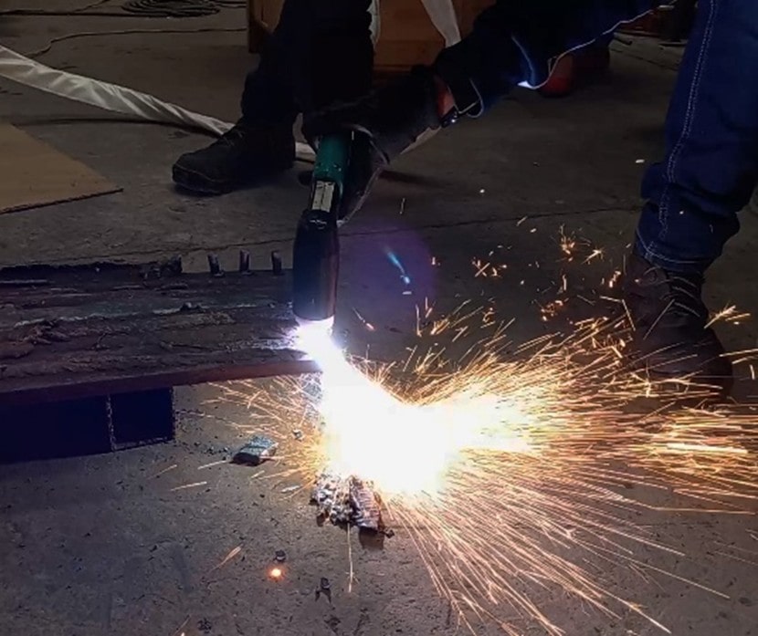 hombre soldando una viga