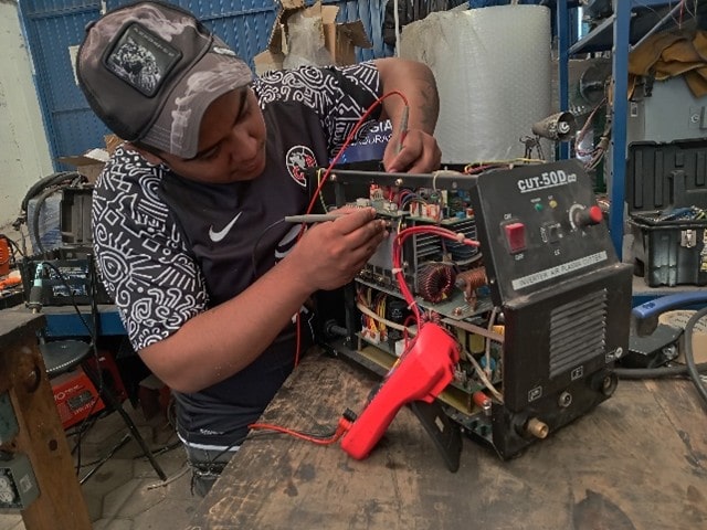hombre manipulando una cortadora