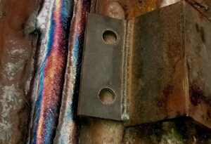 comparativa entre un cordón de arco sumergido (a la izquierda), y un cordón con soldadura de microalambre (a la derecha)