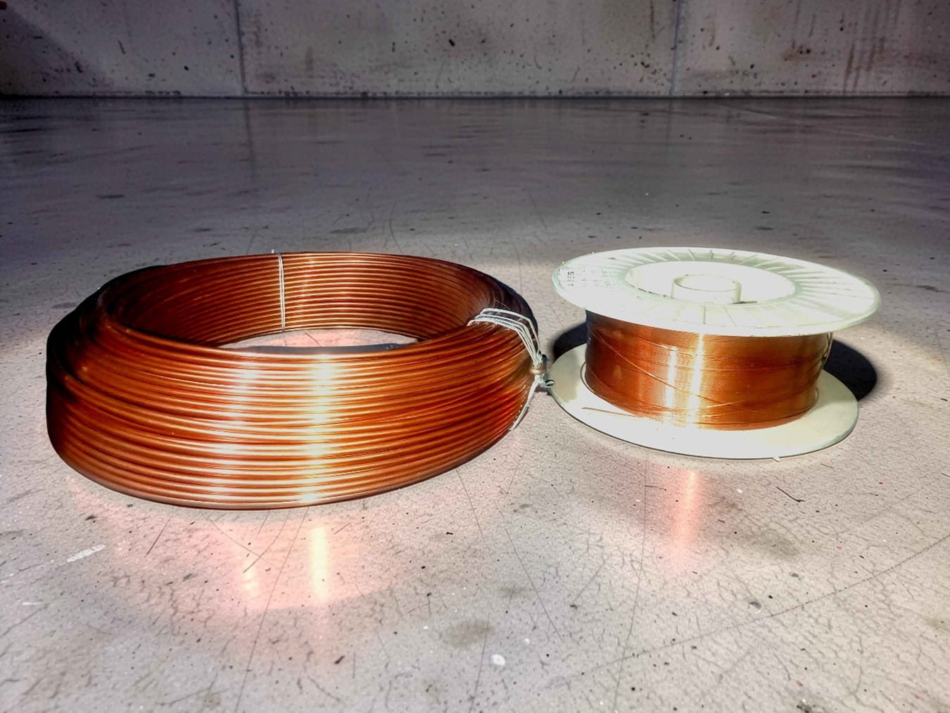 Rollo estándar de 25 kg de electrodo para arco sumergido a la izquierda y de 15kg para microalambre a la derecha