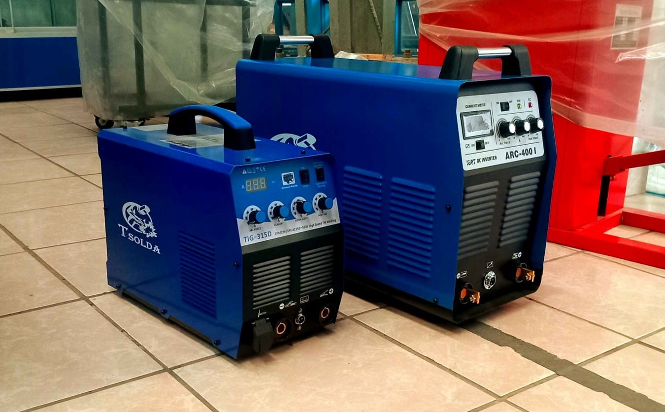 Soldadora de 400amp de uso ligero a la izquierda y de uso pesado a la derecha