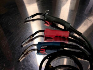 diferentes modelos de antorchas MIG, con agarre ergonómico y balance