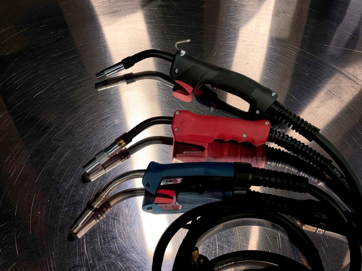 diferentes modelos de antorchas MIG, con agarre ergonómico y balance