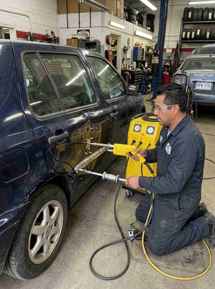 Utilización de soldadora tipo spotter para sacar golpes en la carrocería sin tener que perforarla