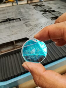 vidrio protector dañado causa un corte de mala calidad